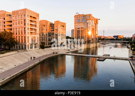 Montpellier, Frankreich. Sonnenuntergang am Fluss Lez, mit dem Hotel de Region Occitanie et Languedoc-Roussillon (Okzitanisch Regional Council) im Quartier ein Stockfoto