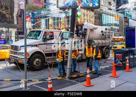 Arbeitnehmer Reinigung Kanalisation Stockfoto