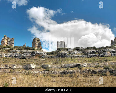 Berg karstige Landschaft in Spanien. Orbaneja del Castillo. Geologie. Horizontale Stockfoto