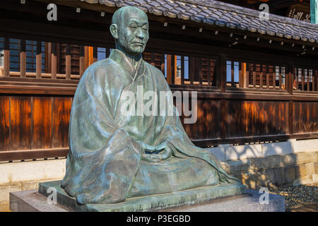 TOKYO, Japan - 20. APRIL 2018: die Statue von Sawaki Kodo Roshi, einem der führenden und einflussreichsten Zen-meister des 20. Jahrhunderts in Japan im Sengaku Stockfoto