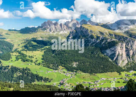 Wandern und Trekking in der wunderschönen Bergwelt der Dolomiten, Italien Stockfoto