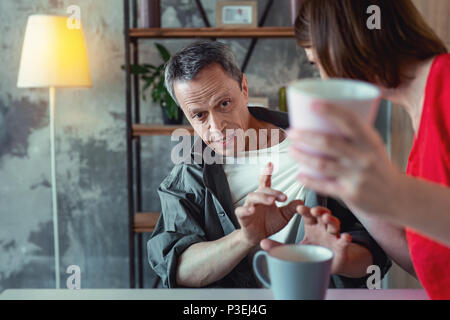 Älterer Mann mit Gesichtsfalten leiden unter demütigenden Stockfoto