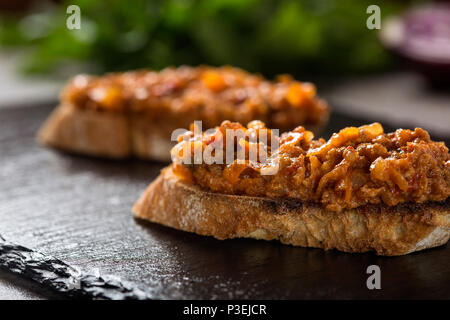 Zacusca - Rumänische Gemüse verbreiten, mit Fisch, gebratene Auberginen, Zwiebeln Tomatenmark und geröstete Paprika Stockfoto