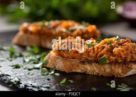 Zacusca - Rumänische Gemüse verbreiten, mit Fisch, gebratene Auberginen, Zwiebeln Tomatenmark und geröstete Paprika Stockfoto