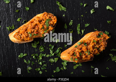 Zacusca - Rumänische Gemüse verbreiten, mit Fisch, gebratene Auberginen, Zwiebeln Tomatenmark und geröstete Paprika - Ansicht von oben Stockfoto