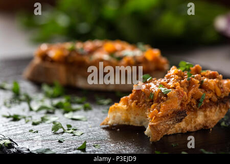 Zacusca - Rumänische Gemüse verbreiten, mit Fisch, gebratene Auberginen, Zwiebeln Tomatenmark und geröstete Paprika Stockfoto