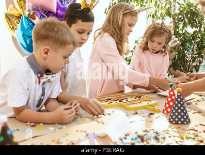 Das Mosaik puzzle Kunst für Kinder, kreative Kinder spiel. Die Hände spielen Mosaik am Tisch. Farbenfrohe bunte Details schliessen. Kreativität, Stockfoto