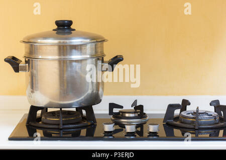 Big Hot Pot auf Gas Herd in der modernen Küche. Stockfoto