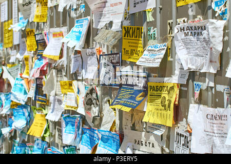 Bulletin Board auf den Metallzaun mit bunten Meldungen auf der Straße Stockfoto