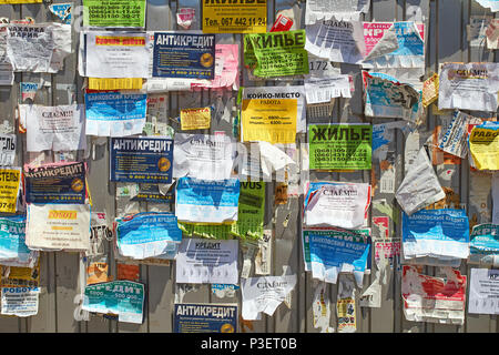 Bulletin Board auf den Metallzaun mit bunten Meldungen auf der Straße Stockfoto