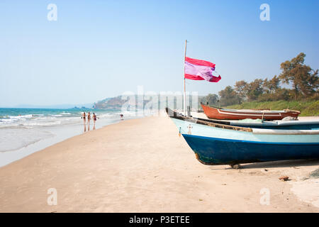 Holz- outrigger Fischerboot mit Flagge in Arambol (Harmal) Beach, Goa Indien Stockfoto