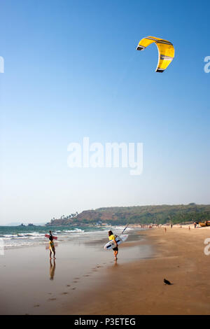 Kitesurfer in Aktion auf Goa Beach, Goa, Indien Stockfoto