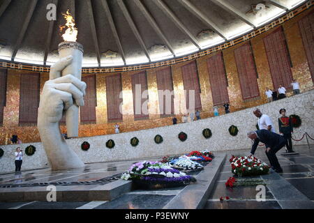 Vorsitzender des FA Greg Clarke und England Verfechter Billy Grant legen Kränze an der Ewigen Flamme Denkmal an Mamayev Kurgan in Wolgograd, Russland vor der ersten England Spiel bei der Weltmeisterschaft in Russland. Stockfoto