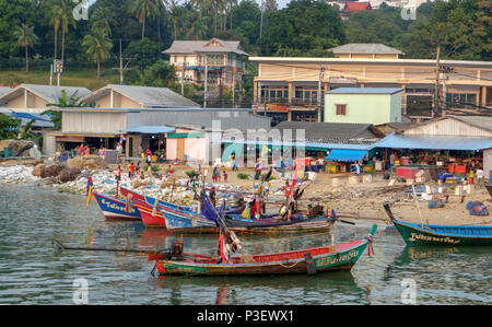 Thailand, Koh Samui, Ostküste Baan Hua Thanon. Einem muslimischen Fischerdorf. Boote im Hafen Stockfoto
