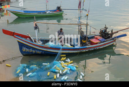 Thailand, Koh Samui, Ostküste Baan Hua Thanon. Einem muslimischen Fischerdorf. Fischer faltet seine Trockenplatz in seinem Boot Stockfoto