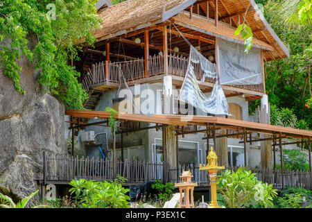 Thai Geist Haus neben Ruinen der ein Hotel am Strand von Koh Phangan, Thailand. Ein Geist Haus ist ein Schrein der schützenden Geist des Ortes, die Stockfoto