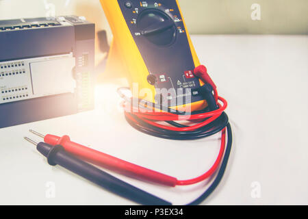 Multimeter mit PLC platziert auf weißer Tisch. Stockfoto