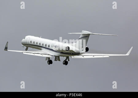 Eine Gulfstream Aerospace GV-SP G550 business Geschäftsflugzeuge, registriert N 147 SF, weg von London Luton Airport in England. Stockfoto