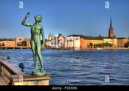 Die Dansen (Tänzer) Statue auf dem Rathausplatz und die Skyline von Gamla Stan, Stockholm, Schweden Stockfoto