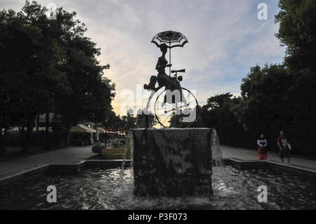 Die Statue einer Frau, ein Penny Farthing Fahrrad. In Batumi, Georgien fotografiert. Stockfoto