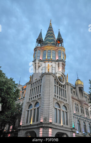 Astronomische Uhr, Turm, auf dem restaurierten Fassade des ehemaligen National Bank Gebäude in Europa Park, Batumi, Georgien in der Nacht fotografiert. Stockfoto