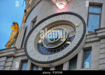 Astronomische Uhr, Turm, auf dem restaurierten Fassade des ehemaligen National Bank Gebäude in Europa Park, Batumi, Georgien in der Nacht fotografiert. Stockfoto