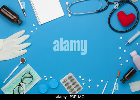 Flach Antenne Zubehör Gesundheit & Medizinische Hintergrund Konzept. Freier Speicherplatz für Mock Up & Vorlage. Table Top Objekte anzeigen auf rustikalen blaues Papier. Stockfoto