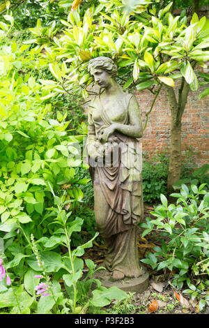 Klassischen Stil weiblichen gusseiserne Statue Figur Statue, den ummauerten Garten Gärtnerei, Benhall, Suffolk, England, Großbritannien Stockfoto