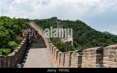 Mutianyu, Peking, China - 7. Juni 2018: Touristische Menschen gehen an die berühmte chinesische Mauer, eines der sieben Wunder der Welt bei Mutianyu S Stockfoto