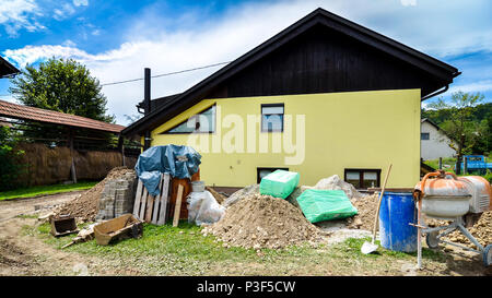 Wiederaufbau einer Familie Haus und eine Nebenstelle hinzufügen möchten. Einrichten einer Baustelle mit Werkzeug und Baumaterial für den Wohnungsbau pr Stockfoto