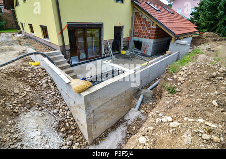 Wiederaufbau einer Familie Haus und eine Nebenstelle hinzufügen möchten. Einrichten einer Baustelle mit Werkzeug und Baumaterial für den Wohnungsbau pr Stockfoto