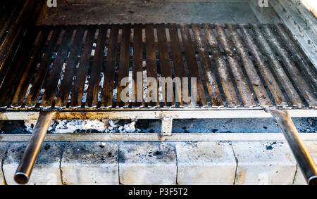 Leere Wohnung Grill BBQ Grill Gitter in Kamin mit Holzkohle. Großes Restaurant hausgemachte Grill Kamin Grill mit einem Metallgitter. Stockfoto