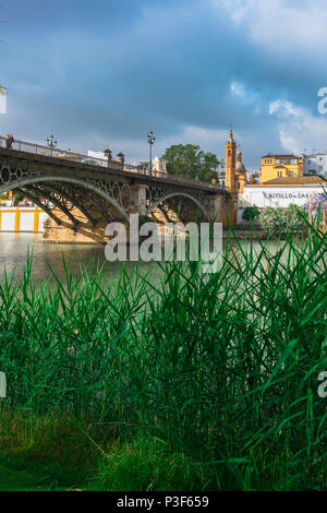 Brücke von Sevilla, mit Blick auf die Punte de Isabel II (Triana) Brücke über den Rio Guadalquivir in Sevilla - Sevilla - Andalusien, Spanien. Stockfoto