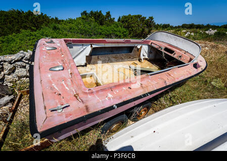 Alten, verlassenen ruinierte Schnellboot an Schiff oder Boot Friedhof. Viele verschiedene chemische angedockt, zerstört, verwitterten, alte, verlassene Boote und Schiffe auf dem Stockfoto