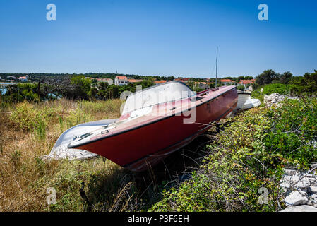 Alten, verlassenen ruinierte Schnellboot an Schiff oder Boot Friedhof. Viele verschiedene chemische angedockt, zerstört, verwitterten, alte, verlassene Boote und Schiffe auf dem Stockfoto