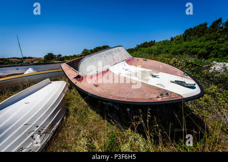 Alten, verlassenen ruinierte Schnellboot an Schiff oder Boot Friedhof. Viele verschiedene chemische angedockt, zerstört, verwitterten, alte, verlassene Boote und Schiffe auf dem Stockfoto