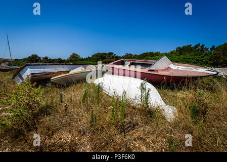 Alten, verlassenen ruinierte Schnellboot an Schiff oder Boot Friedhof. Viele verschiedene chemische angedockt, zerstört, verwitterten, alte, verlassene Boote und Schiffe auf dem Stockfoto