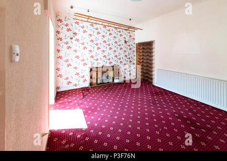 Abgenutzt innen Wohnfläche eines viktorianischen Reihenhaus im Norden von England Stockfoto