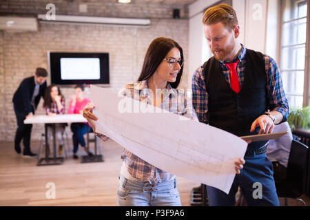 Coworking-Prozess, Designer-Team arbeitet in modernen Büros Stockfoto