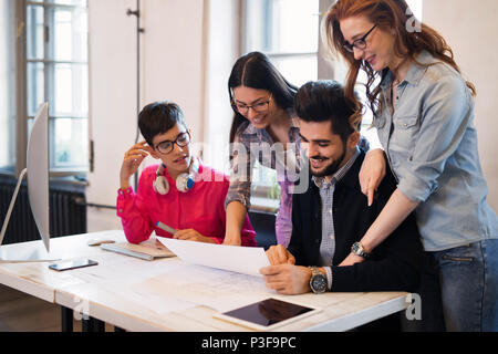 Gruppe junger Perspektive Architekten Projekt Papiere suchen Stockfoto