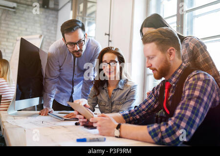 Gruppe junger Architekten mit digitalen Tablet Stockfoto