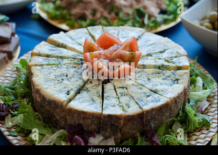 Horizontale Schuß von gealterten Blue Cheese Wheel, in kleinen Dreiecke in ein Buffetrestaurant, ein sehr ausgeprägtes Aroma Molkerei Stockfoto