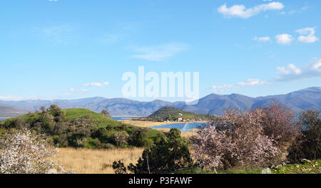 Der frühe Frühling Landschaft in Insel Agios Achillios im See kleine Prespes Stockfoto