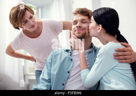 Schöne junge Frau küssen ihr Mann Stockfoto