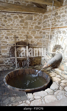 AGIOS GERMANOS, PRESPES, Griechenland - 28. MÄRZ 2016: fulling Whirlpool der traditionellen Agios Germanos Mühle die Wassermühle auch die 2016 Europa Nostra Award ausgezeichnet Stockfoto