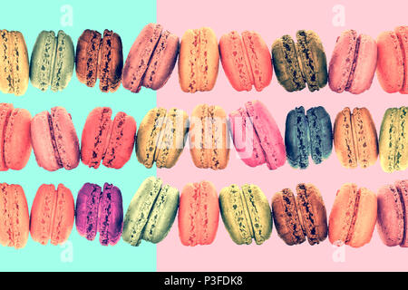 Bunte Zeilen macarons auf Vintage pastell Hintergrund Stockfoto