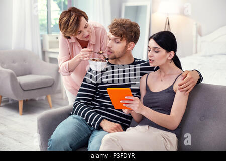 Schön gealterte Frau mit einem Löffel Stockfoto