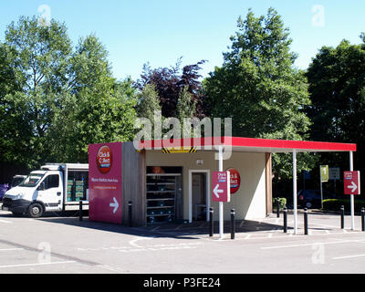 Tankstelle bei Tesco Extra Superstore, Bursledon Türme, Bursledon, Southampton, England, Großbritannien Stockfoto