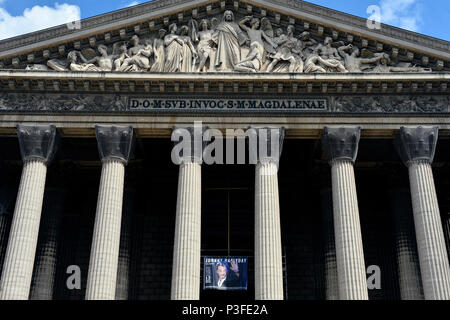 75-jähriges Jubiläum Geburtstag der französischen Rock'n'roll Sänger Johnny Hallyday feiern von seinen Fans - der Kirche La Madeleine - Paris - Frankreich Stockfoto