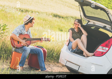 Junges Paar eine Pause auf Ihrer Reise. Sommer Urlaub Travel Concept. Stockfoto